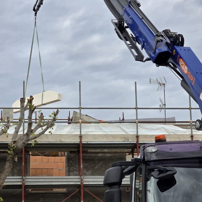 Costruzione tetto in legno con camion gru