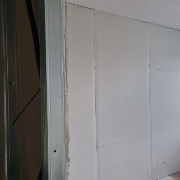 Lavori in cartongesso per realizzazione parete