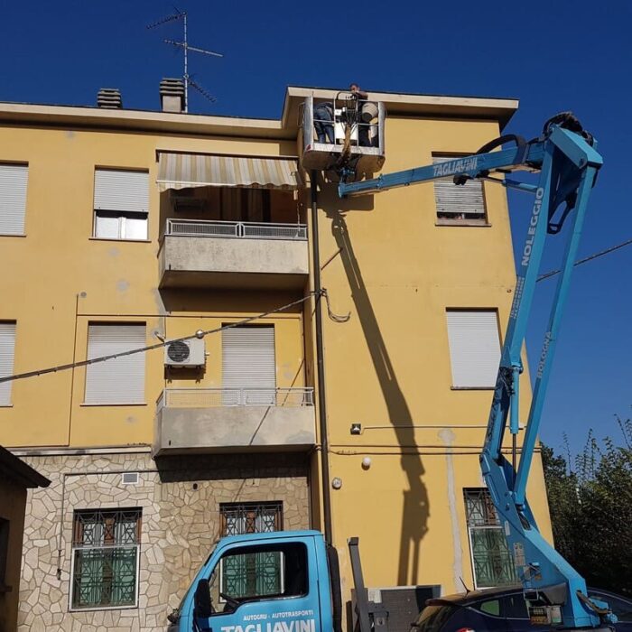 Manutenzione condominio con cestello