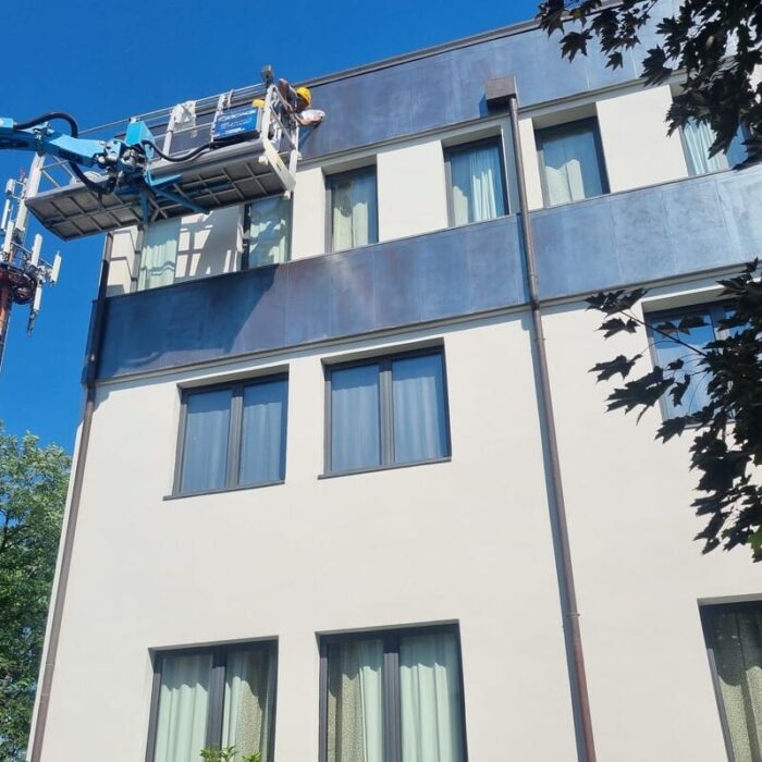 Manutenzione edificio con cestello