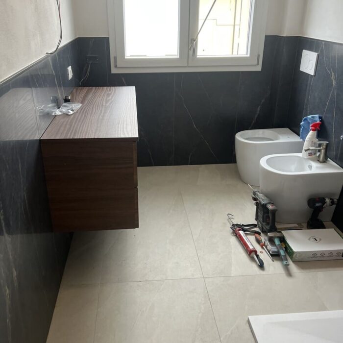 Ristrutturazione bagno con montaggio sanitari e doccia