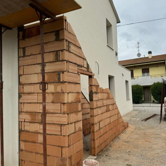 Ristrutturazione casale con costruzione scala esterna